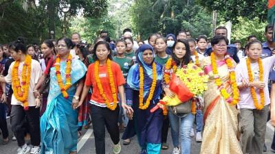 সাফজয়ী পাঁচ পাহাড়ি কন্যাকে বিদ্যালয়ের সংবর্ধনা