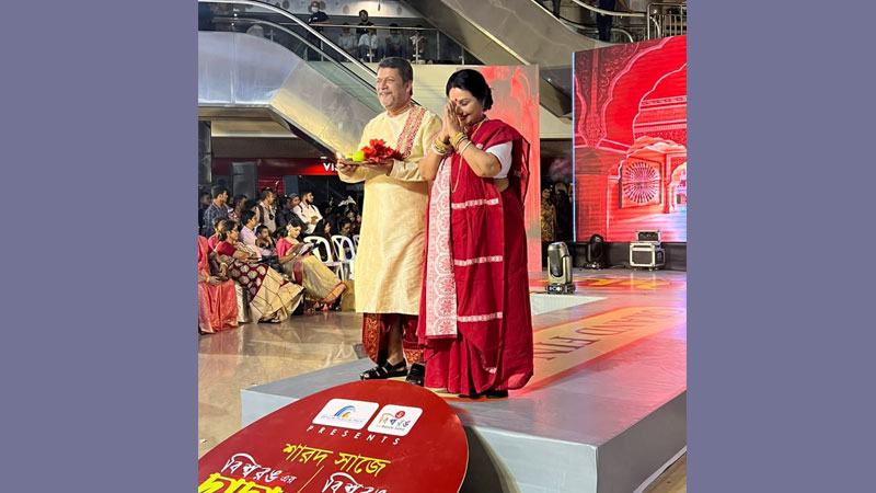 বিশ্বরঙের র‍্যাম্পে হাঁটলেন আজম খান ও মিলি বাশার