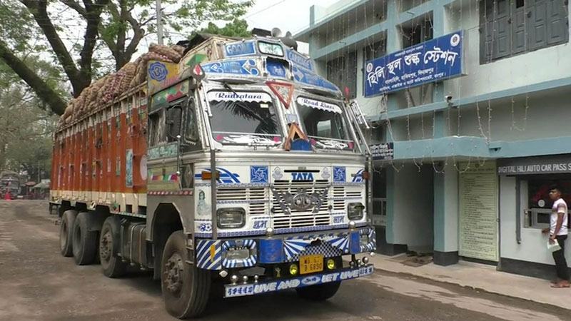 হিলি স্থলবন্দরে পেঁয়াজের দাম কেজিতে বেড়েছে ৩-৪ টাকা