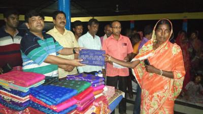 ঝিনাইদহে সনাতন ধর্মাবলম্বী নারীদের শাড়ি উপহার