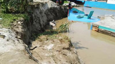 পদ্মার ভাঙনে দৌলতদিয়ায় বন্ধ হলো আরেক ফেরিঘাট
