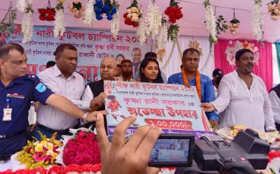 টাঙ্গাইলে সাফজয়ী কৃষ্ণা সরকার ও কোচ ছোটনকে সংবর্ধনা