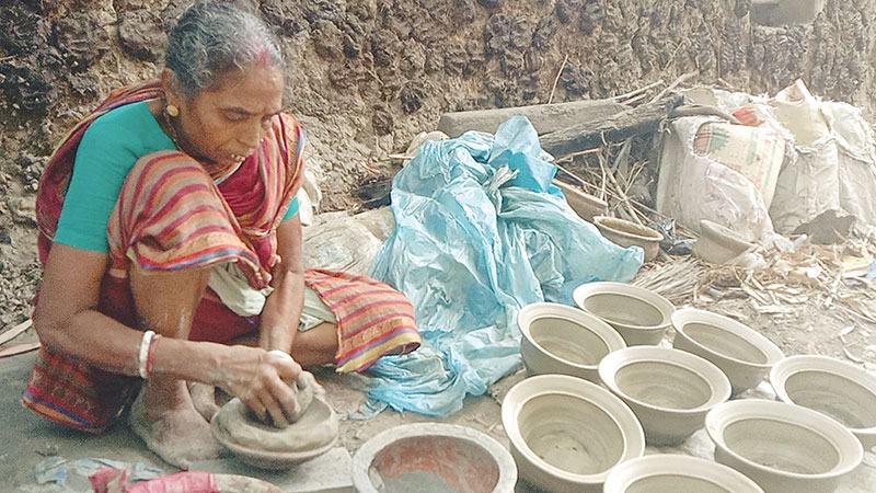 জয়পুরহাটে দুর্দিনে মৃৎশিল্পের কারিগররা