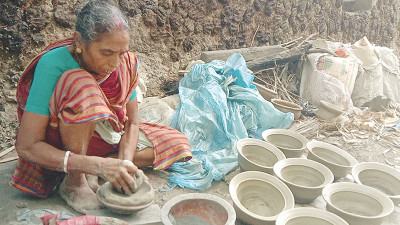 জয়পুরহাটে দুর্দিনে মৃৎশিল্পের কারিগররা