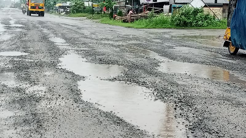 ৩২১ কোটি টাকার কাজ শেষ হওয়ার আগেই খানাখন্দ