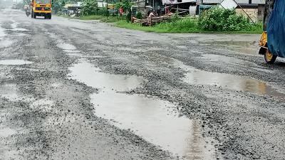 ৩২১ কোটি টাকার কাজ শেষ হওয়ার আগেই খানাখন্দ