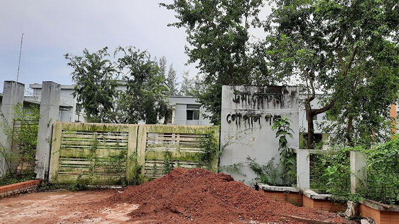 পড়ে আছে অযত্নে