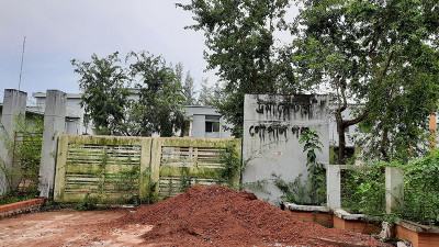 পড়ে আছে অযত্নে