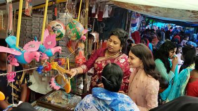 বগুড়ায় বউমেলায় নারী ও শিশুর ভিড়