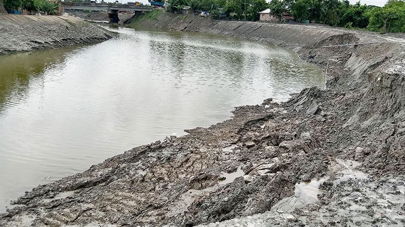 প্রকল্পের অর্ধেক কাজ শেষ হওয়ার আগেই পাড় ধস