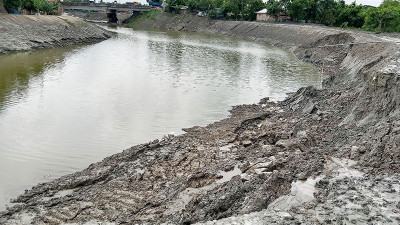 প্রকল্পের অর্ধেক কাজ শেষ হওয়ার আগেই পাড় ধস
