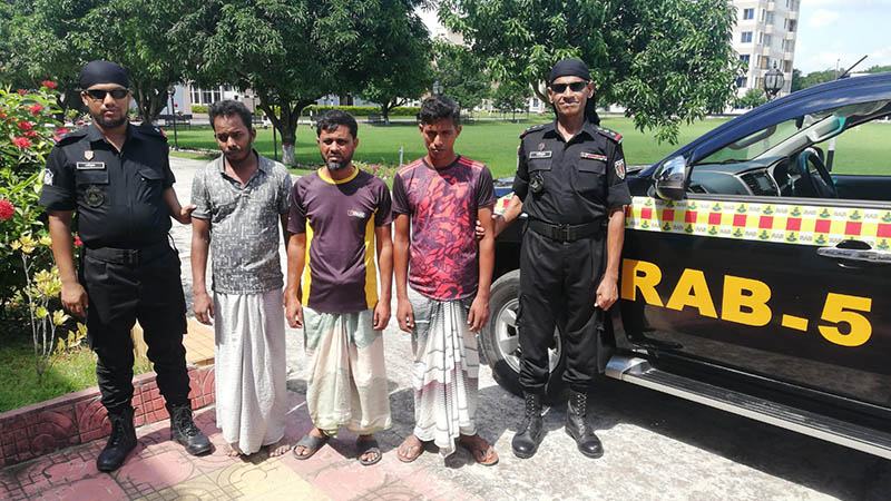 রাজশাহীতে বিদেশী অস্ত্রের বড় চালান জব্দ