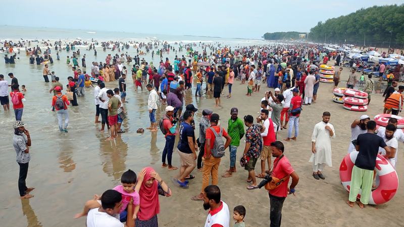 পর্যটকে ঠাসা কক্সবাজার