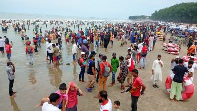 পর্যটকে ঠাসা কক্সবাজার