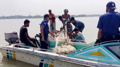 মেঘনায় ইলিশ ধরার অপরাধে ৫ জেলেকে জরিমানা
