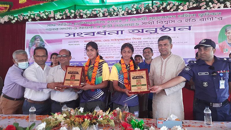 নারী ফুটবল দলের দুই সদস্যকে সংবর্ধনা