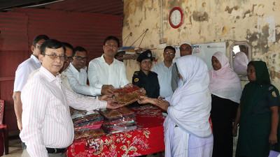 কারাবন্দিরা পেলেন পোশাক ও সেলাই মেশিন