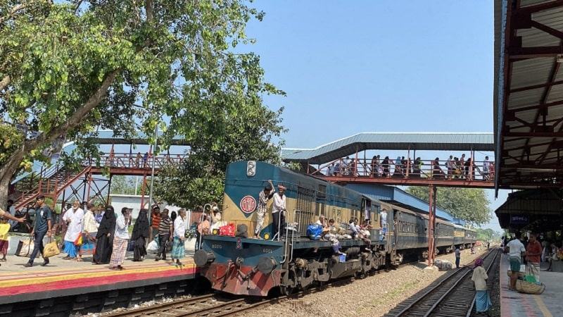 এক ঘণ্টা আটকে থাকার পর নাটোর ছাড়ল তীতুমীর এক্সপ্রেস