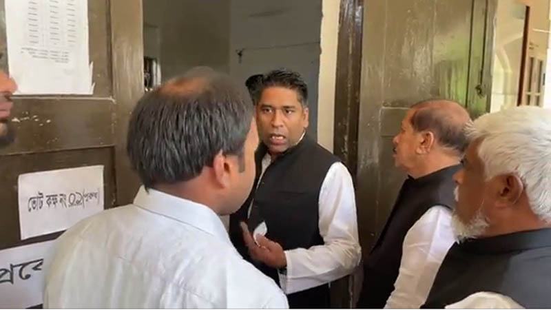 ইউএনওর সঙ্গে ফের বিবাদে জড়ালেন মেয়র সাদিক