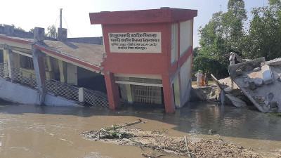 নদীগর্ভে বিদ্যালয়