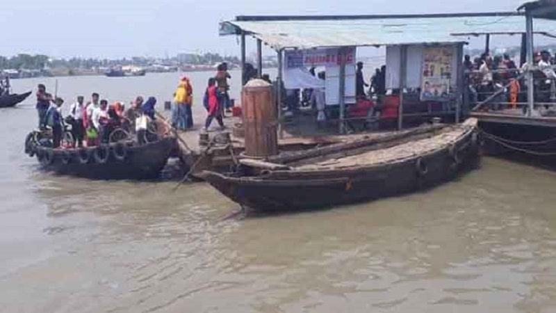 খুলনায় দুই খেয়াখাটে এক টাকা ভাড়া বাড়ানোর দাবিতে ধর্মঘট