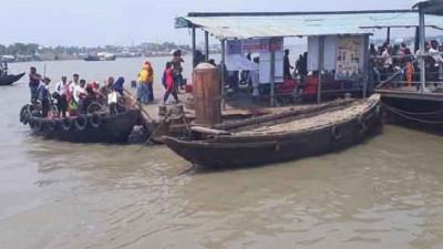 খুলনায় দুই খেয়াখাটে এক টাকা ভাড়া বাড়ানোর দাবিতে ধর্মঘট