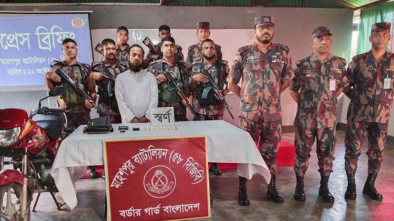 মহেশপুর সীমান্তে ৩২ স্বর্ণের বারসহ একজন আটক