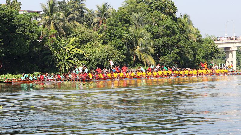 নড়াইলে সুলতান উৎসবে চিত্রায় বর্ণাঢ্য বাইচ