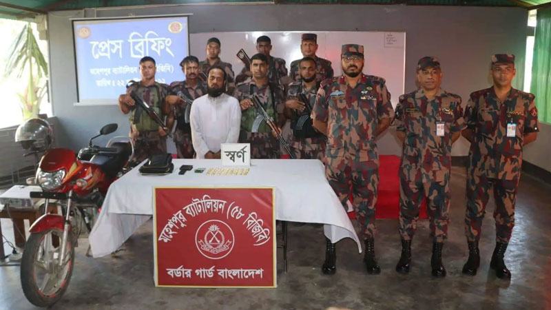 মহেশপুরে ৩২ স্বর্ণের বারসহ যুবক আটক