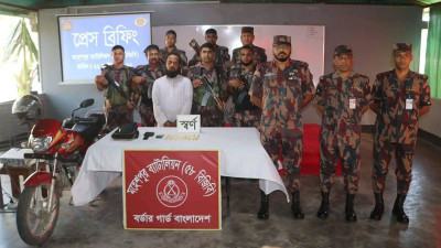 মহেশপুরে ৩২ স্বর্ণের বারসহ যুবক আটক