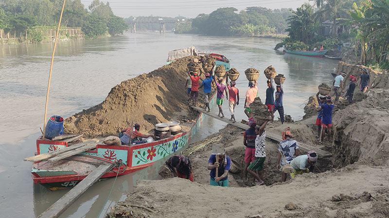 মুন্সীগঞ্জে ভাঙনকবলিত এলাকার মাটি কেটে নিচ্ছে প্রভাবশালীরা