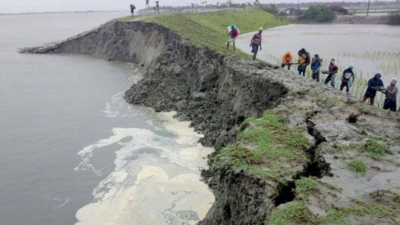বাঁধ ভাঙার আতঙ্কে কয়রাবাসী