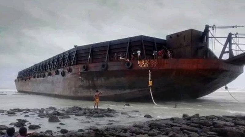 সেন্ট মার্টিনে ভেসে এল বিদেশী বার্জ