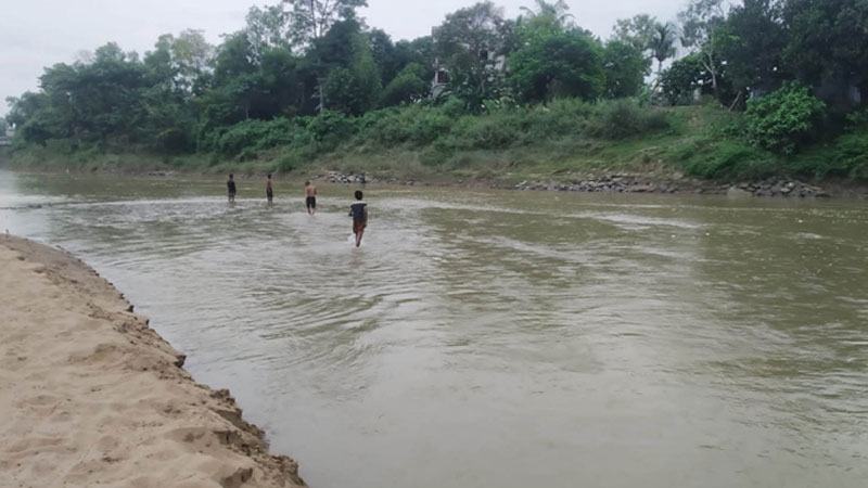 কমলগঞ্জের ধলাই নদীতে বিষ ঢেলে মাছ শিকার