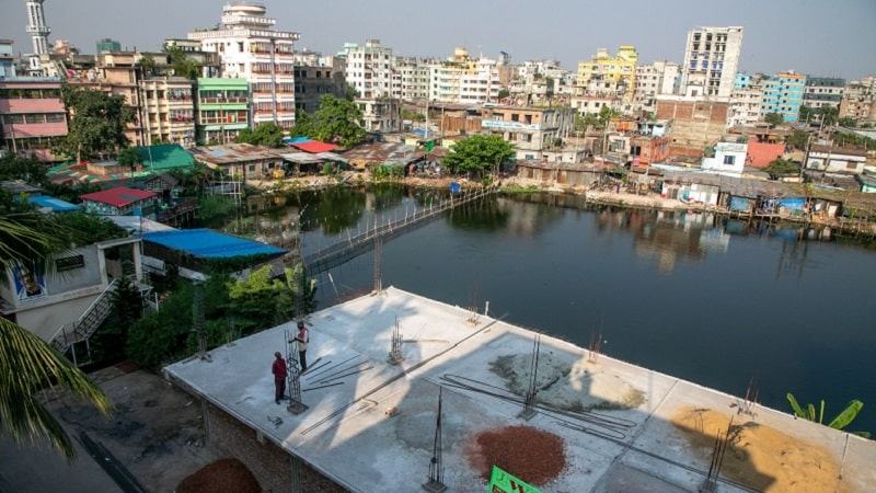 সরকারি পুকুর দখল করে কাউন্সিলর কার্যালয় ও মার্কেট