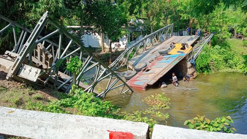 ব্রিজ ভেঙে বালিবাহী ট্রাক খালে