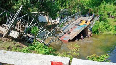 ব্রিজ ভেঙে বালিবাহী ট্রাক খালে