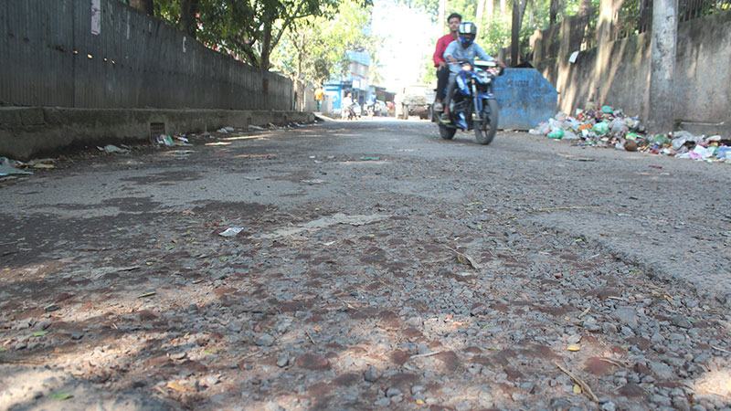 যশোর শহরের বেশির ভাগ সড়কের অবস্থাই নাজুক