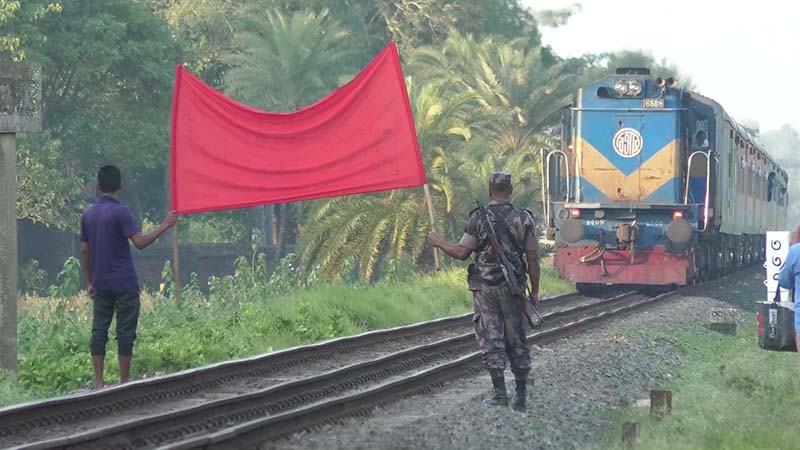 অল্পের জন্য রক্ষা পেল মিতালি এক্সপ্রেসের ৮৪ যাত্রীর প্রাণ