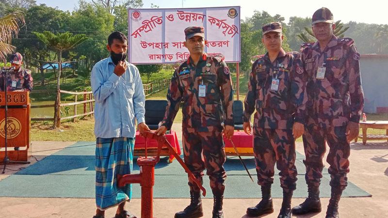 রামগড়ে দরিদ্রদের জন্য বিজিবির উপহার