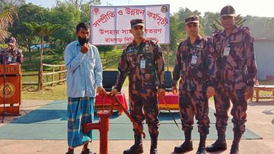 রামগড়ে দরিদ্রদের জন্য বিজিবির উপহার