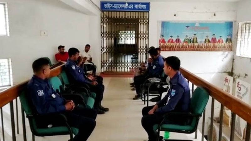 নিজ কার্যালয়ে দুদিন তালাবদ্ধ ভাসানী বিশ্ববিদ্যালয়ের উপাচার্য