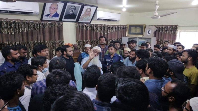 অবরুদ্ধ ভিসিকে উদ্ধারের চেষ্টা মাভাবিপ্রবি শিক্ষার্থীদের
