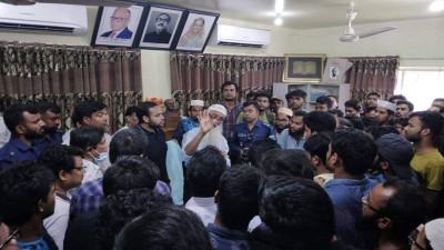 অবরুদ্ধ ভিসিকে উদ্ধারের চেষ্টা মাভাবিপ্রবি শিক্ষার্থীদের