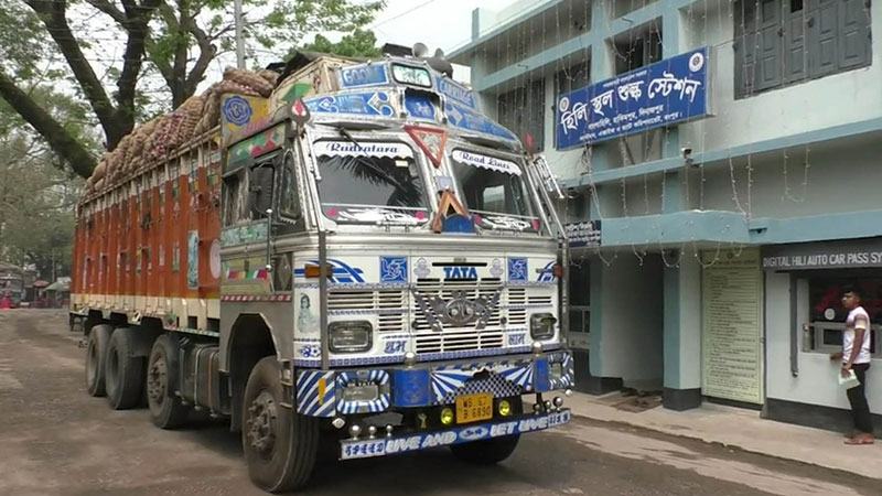 হিলিতে পেঁয়াজের দাম কেজিতে ৬-৮ টাকা কমেছে