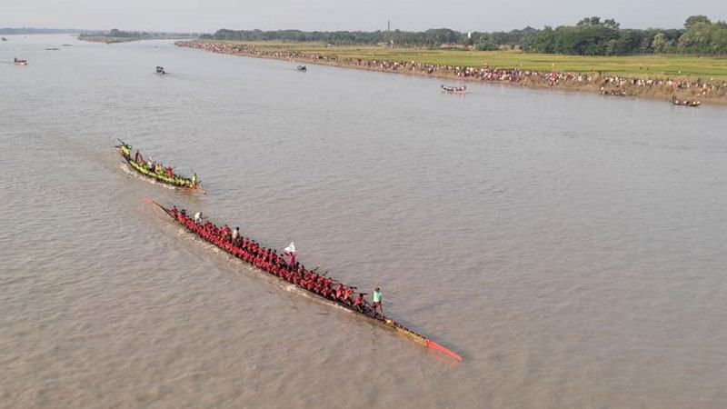 মাগুরায় মধুমতী নদীতে বর্ণিল বাইচ