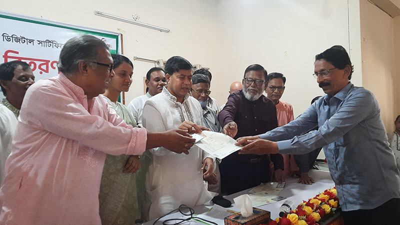 বীর মুক্তিযোদ্ধারা পেলেন সনদসহ স্মার্ট কার্ড