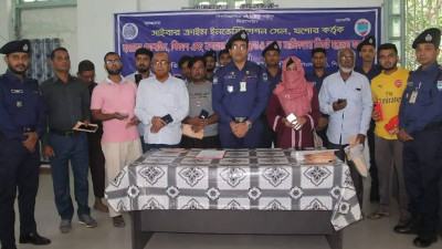 যশোরে ৪০টি হারানো সেলফোন ও দেড় লাখ টাকা উদ্ধার