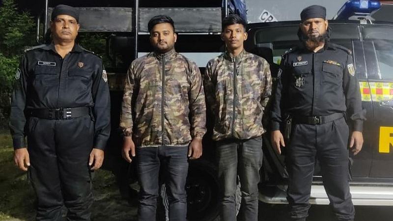মোটরসাইকেলের তেলের ট্যাংক থেকে ফেনসিডিল উদ্ধার, আটক ২