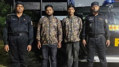 মোটরসাইকেলের তেলের ট্যাংক থেকে ফেনসিডিল উদ্ধার, আটক ২